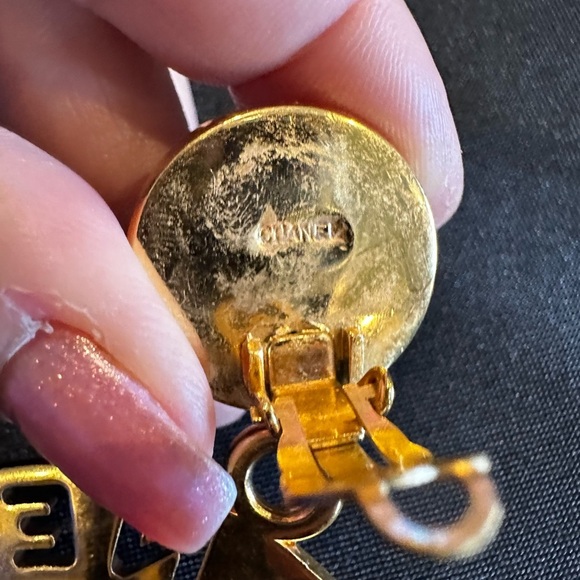 Chanel Vintage Gold Tone Dangle Hoop clip Earrings Artificial Pearl round 1980’s - Picture 5 of 10